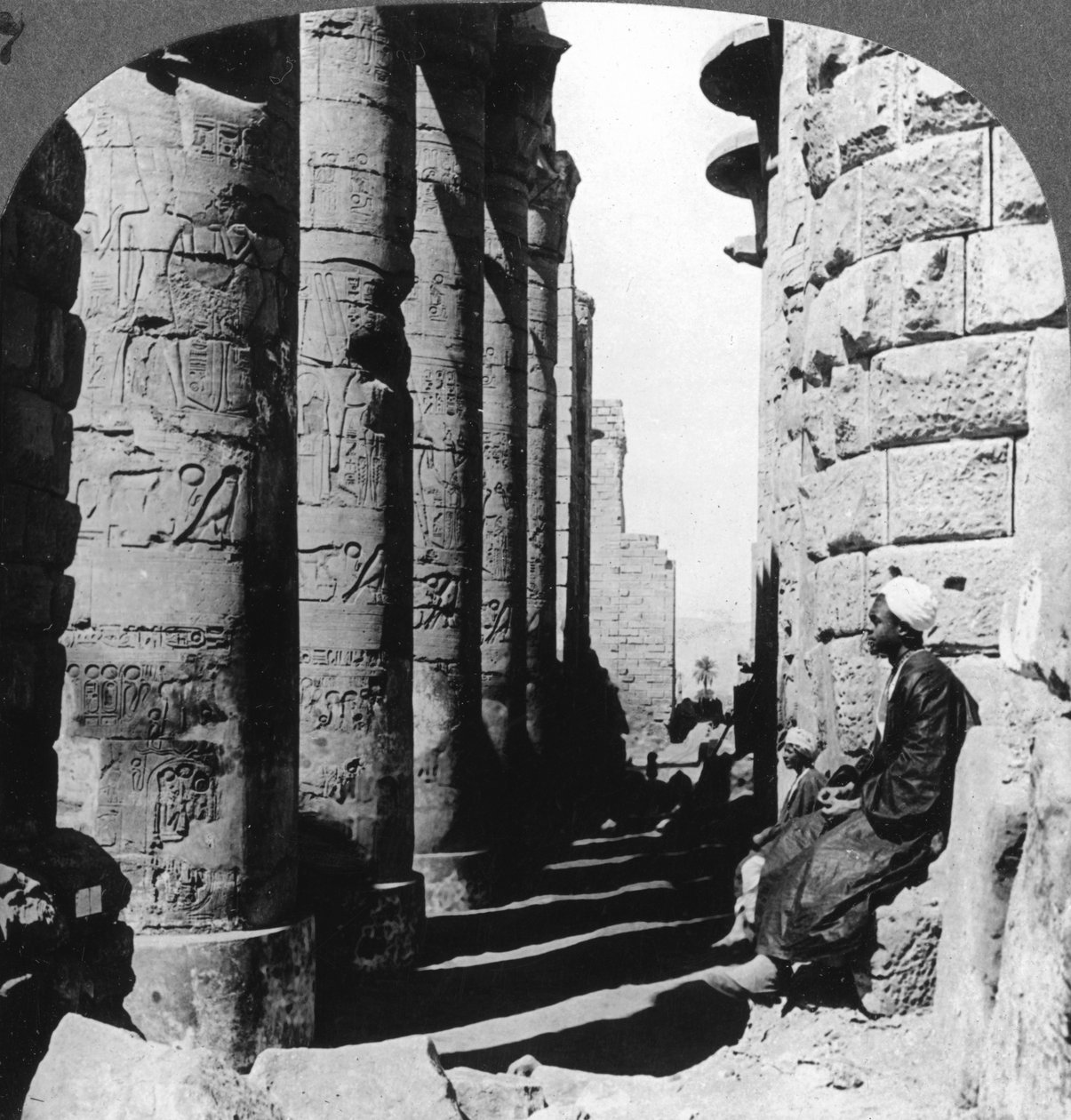 A famosa colunata no grande templo de Karnak, Tebas, Egito, 1905. de Underwood and Underwood