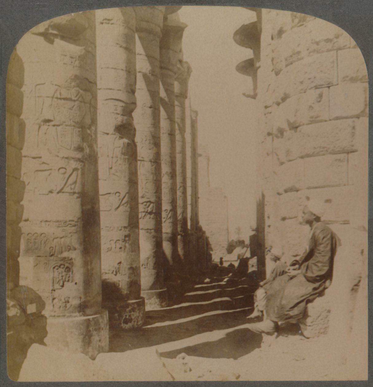 A famosa colunata do grande Salão Hipostilo no Templo de Karnak, Tebas, Egito, 1897. de Underwood and Underwood