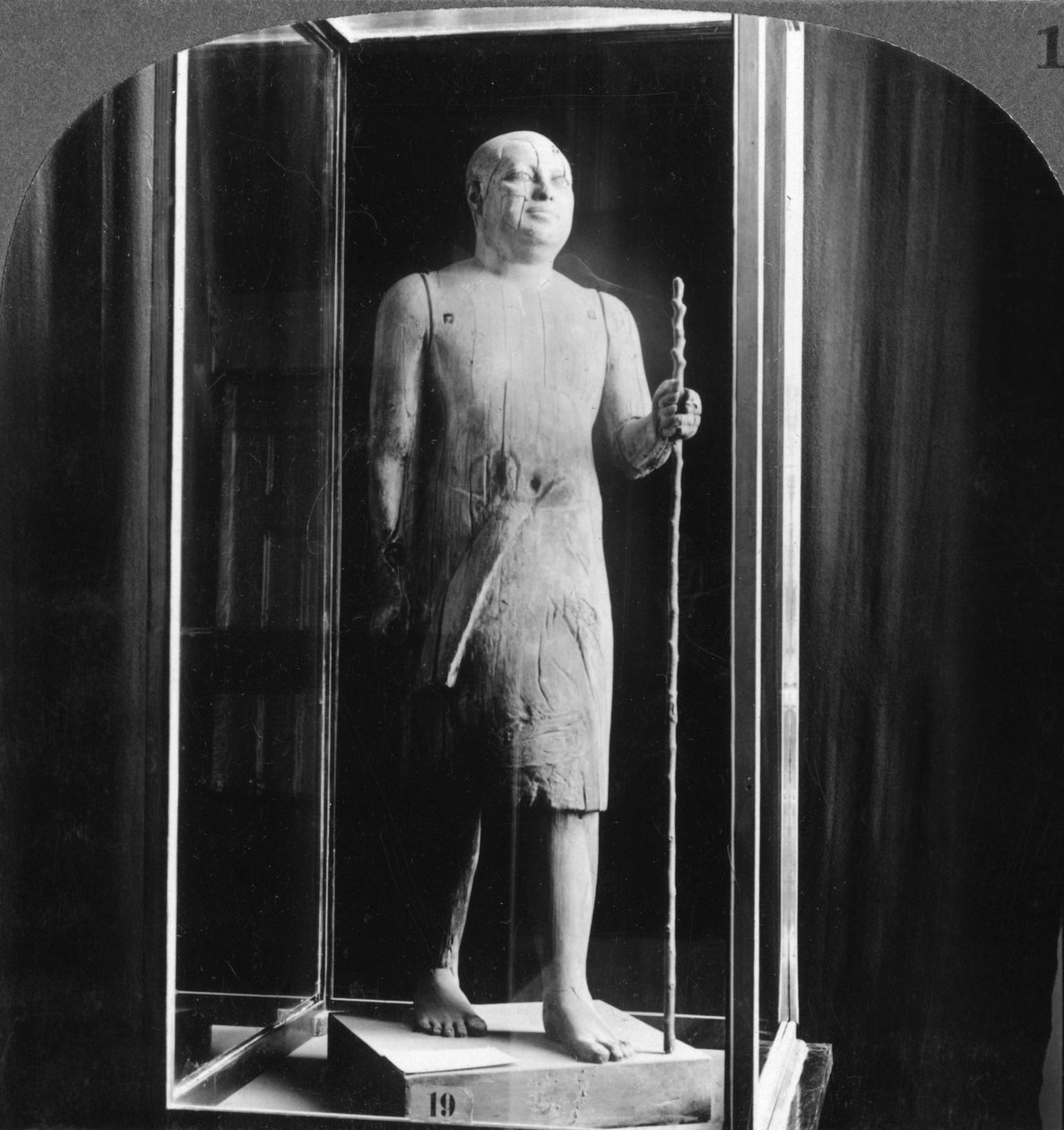 A famosa estátua de madeira chamava Shekh-el-Beled, Cairo, Egito, 1905. de Underwood and Underwood