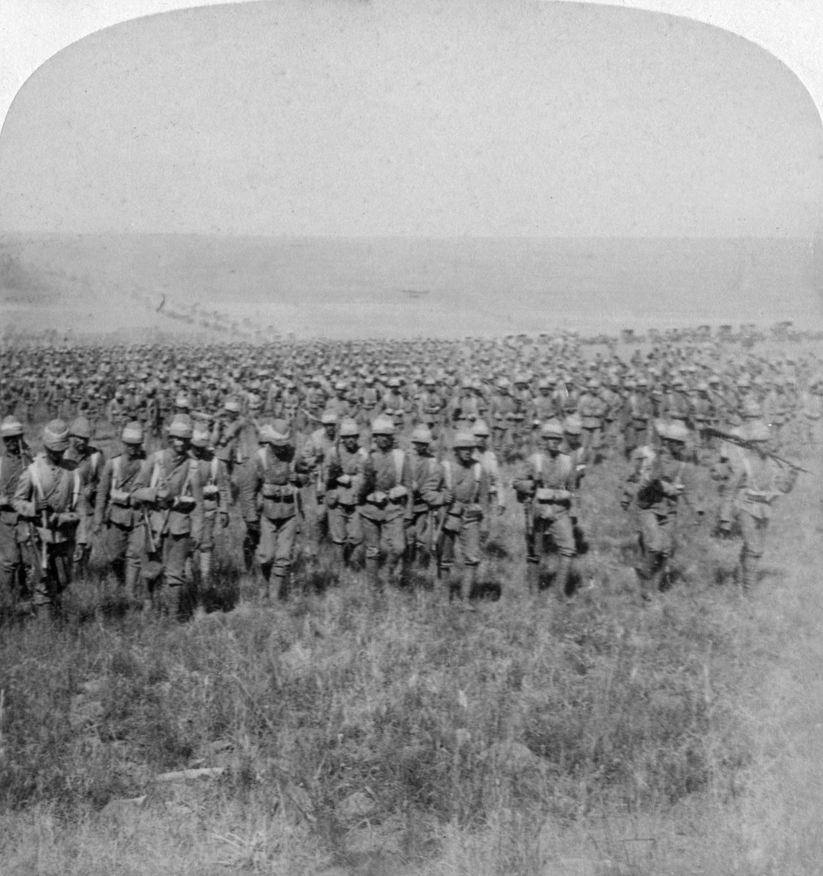 A galante Brigada de Guardas marchando em Brandfort, Guerra dos Bôeres, África do Sul, 1901 de Underwood and Underwood
