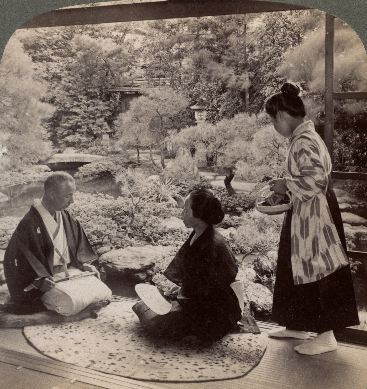 Os jardins da casa do Sr. Y Namikawa, líder nas indústrias da arte, Kyoto, Japão, 1904 de Underwood and Underwood