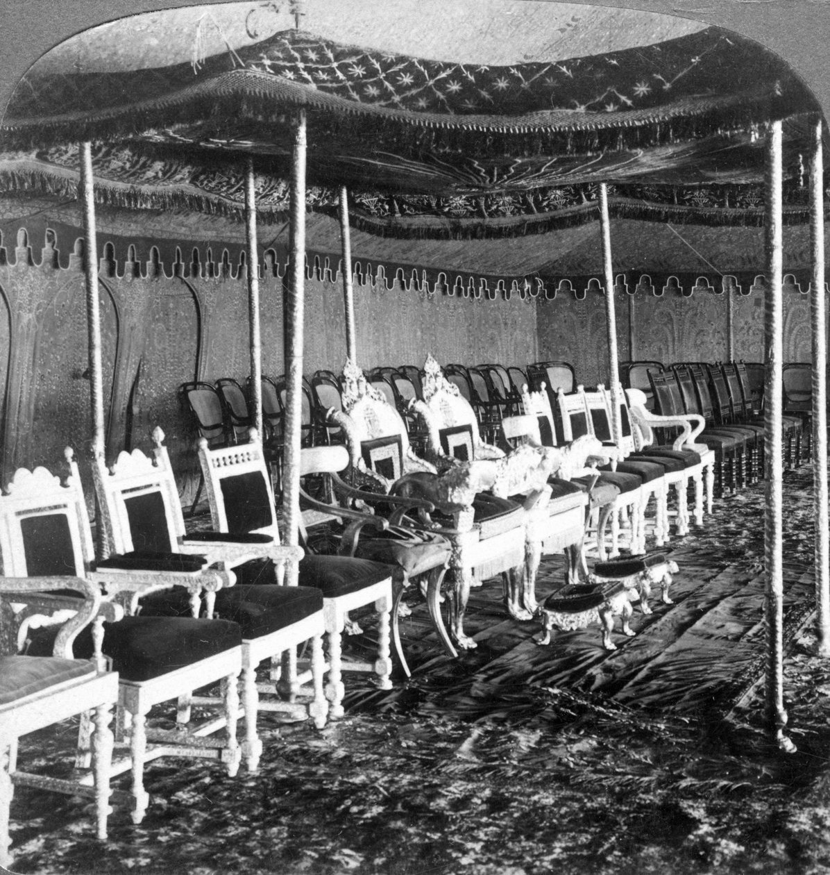 O dossel de ouro na tenda de Durbar do Marajá da Caxemira, Deli, Índia, 1903. de Underwood and Underwood