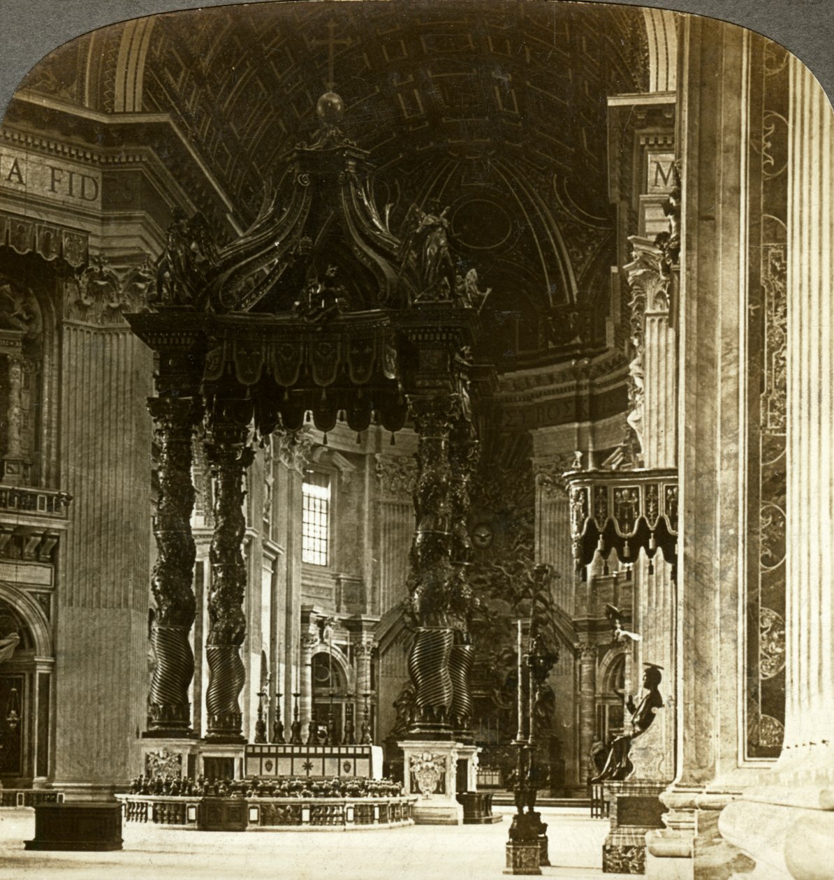 O grande altar com seu baldachin, St Peters Basilica, Roma, Itália. de Underwood and Underwood