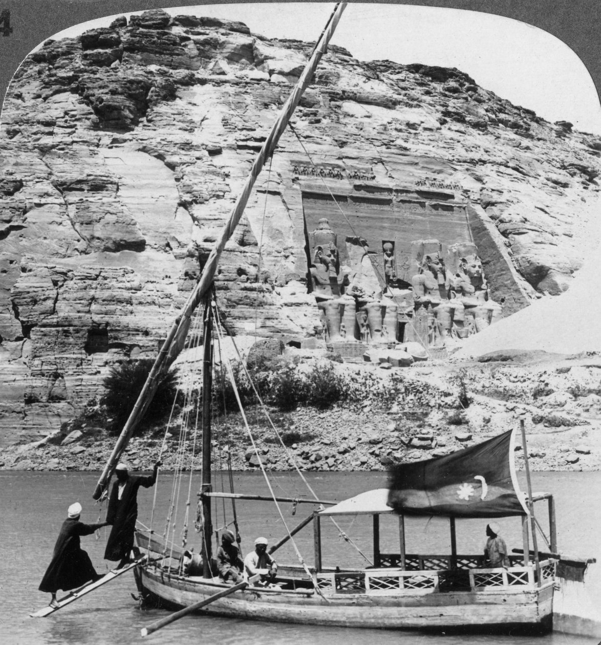 O templo da gruta de Abu Simbel, visto do Nilo, Egito, 1905. de Underwood and Underwood