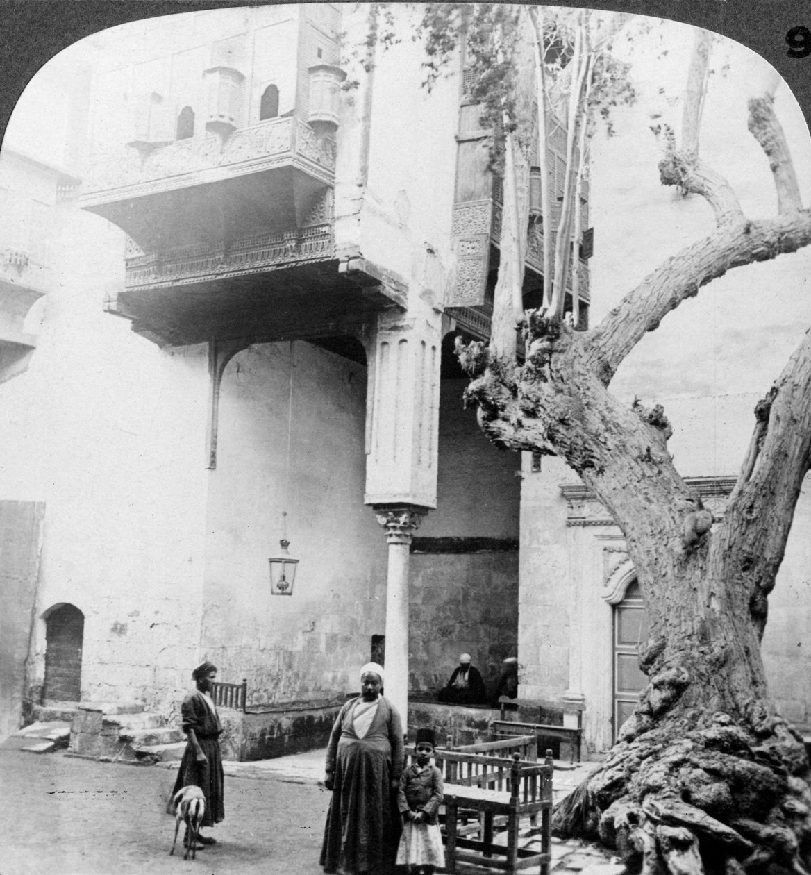 As janelas do harém no tribunal de uma casa rica de Cairenes, Cairo, Egito, 1905. de Underwood and Underwood