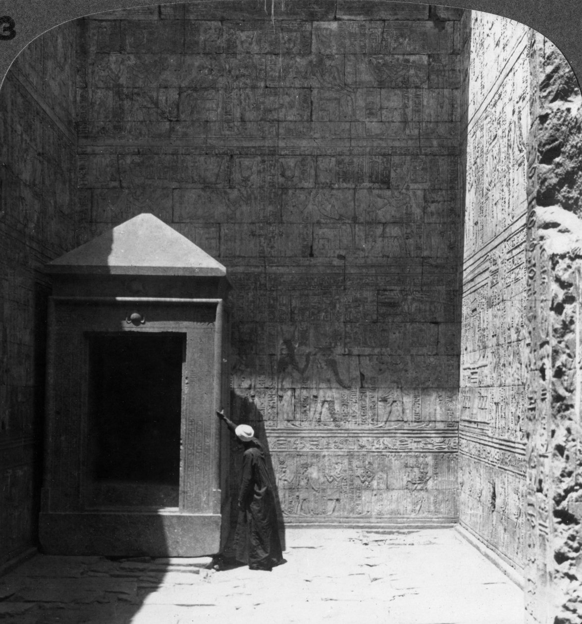 O santo dos santos e santuário da imagem divina, Templo de Edfu, Egito, 1905. de Underwood and Underwood