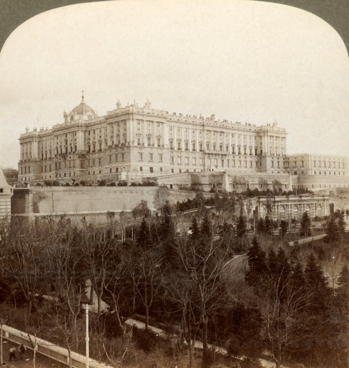 O imponente Palácio Real e o Parque Real Campo del Moro ... Madrid, Espanha, 1902. de Underwood and Underwood