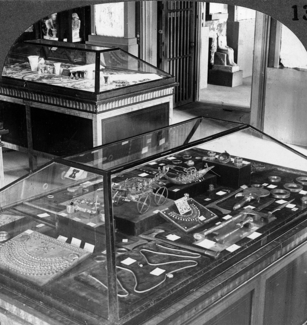 As magníficas jóias da rainha Ahhotep c1560BC-1530BC, Museu do Cairo, Egito, 1905. de Underwood and Underwood