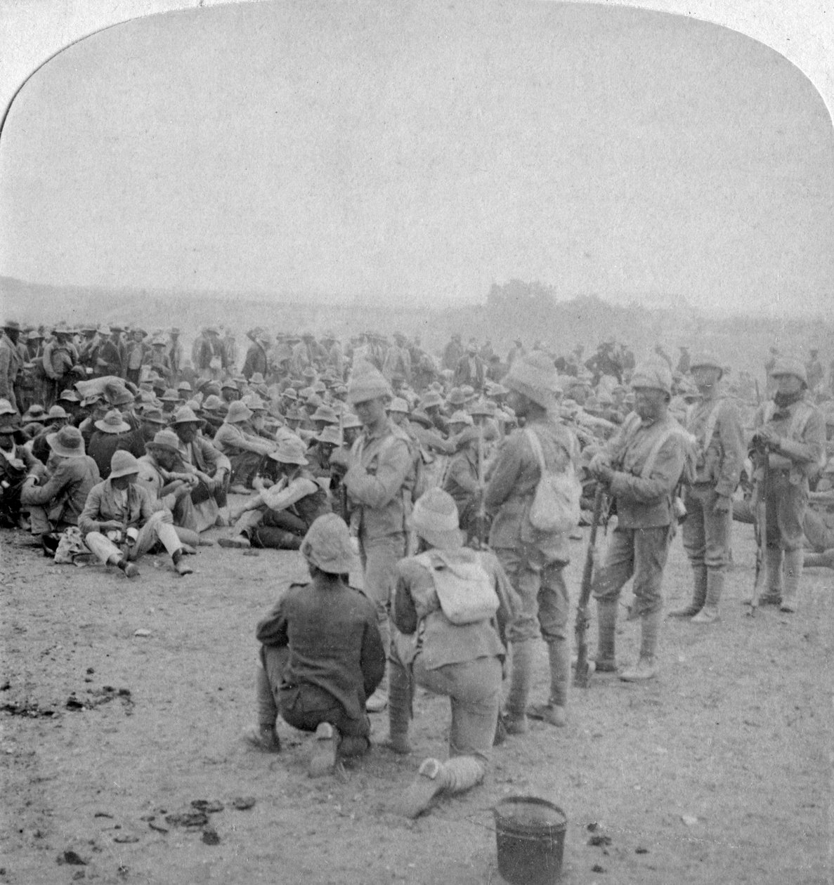 Os prisioneiros Boer dominados descansando na estrada de Paardeberg até o rio Modder, 1900 de Underwood and Underwood