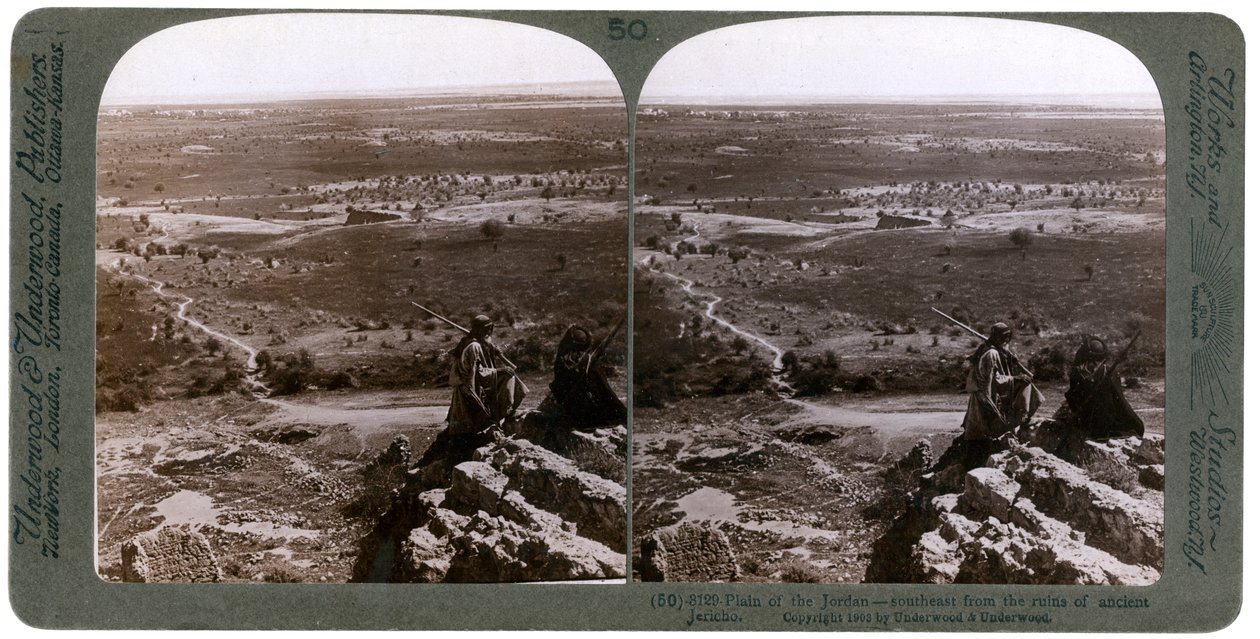 A planície do rio Jordão, vista das ruínas da antiga Jericó, Palestina, 1903. de Underwood and Underwood