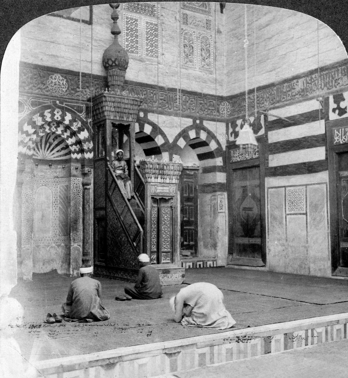 O nicho de oração e o púlpito na mesquita do túmulo de Kait Bey, Cairo, Egito, 1905. de Underwood and Underwood