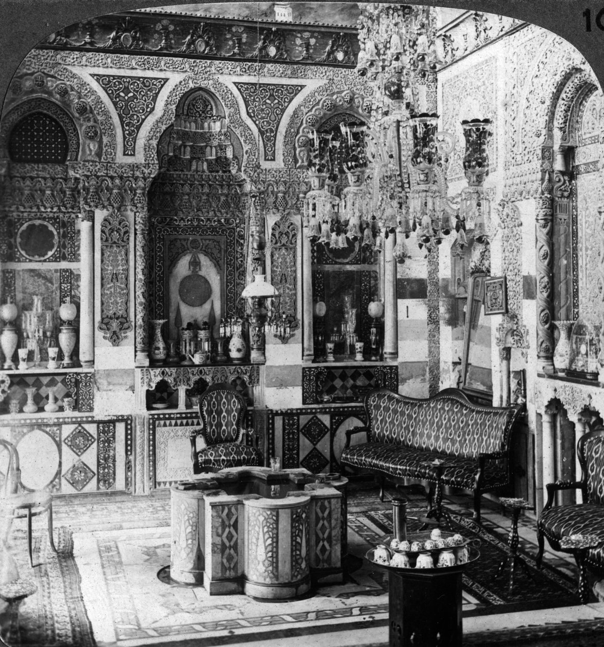 A sala de recepção de um Paxá, Damasco, Síria, 1905. de Underwood and Underwood