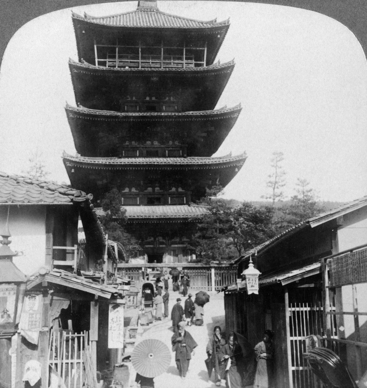 O lado oeste do pagode Yasaka de cinco andares, Kyoto, Japão, 1904. de Underwood and Underwood