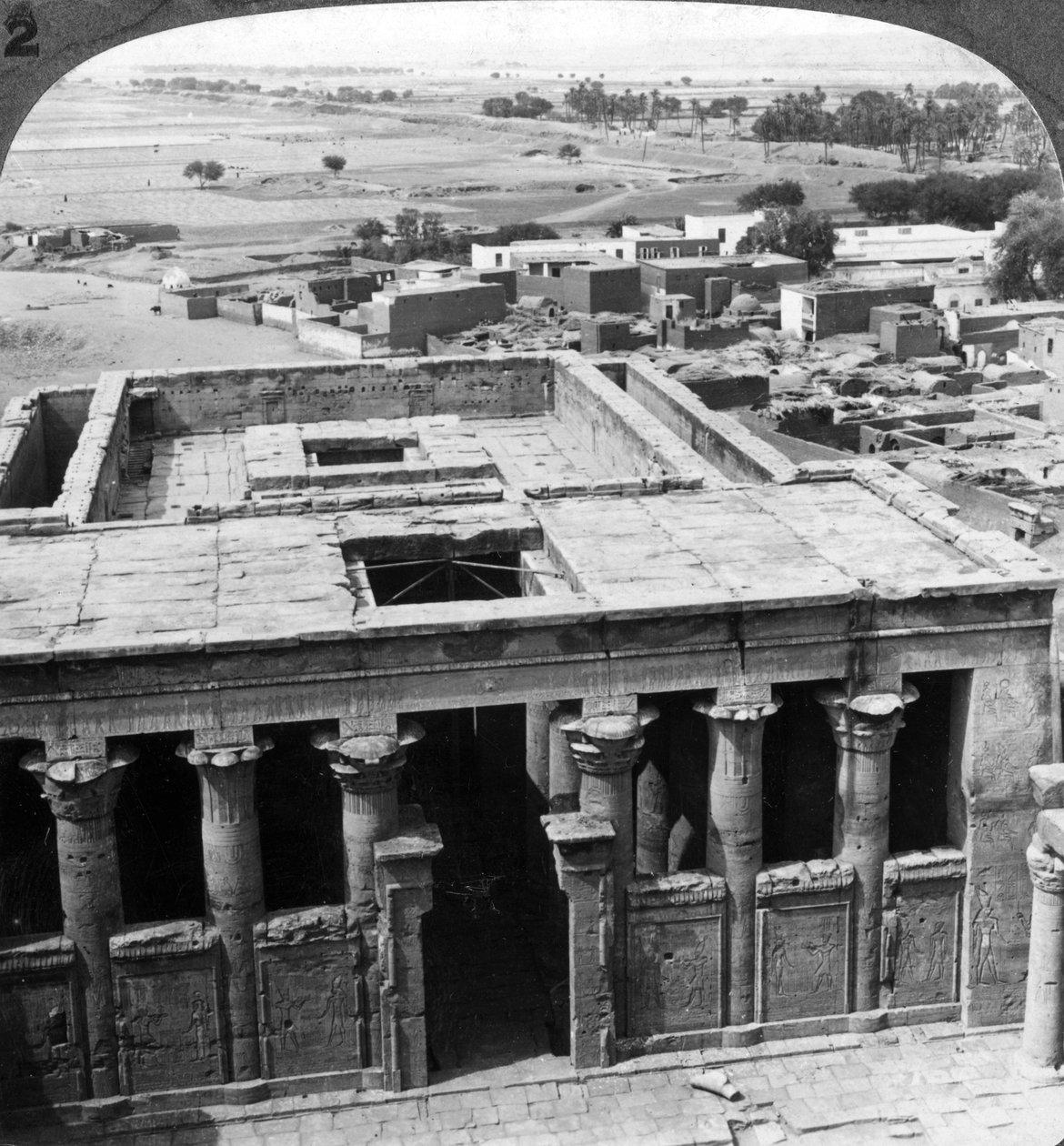 O templo maravilhosamente preservado em Edfu, Egito, 1905. de Underwood and Underwood