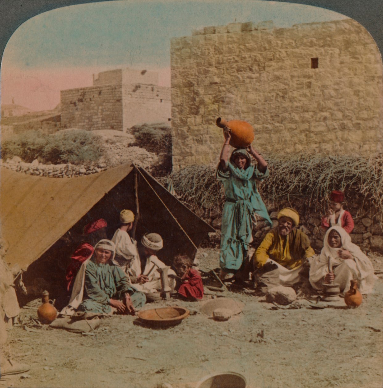 Não há lugar como o lar! - habitação e loja de um ferreiro cigano, Síria, 1900. Artistas: Elmer Underwood, Bert Elias Underwood. de Underwood and Underwood