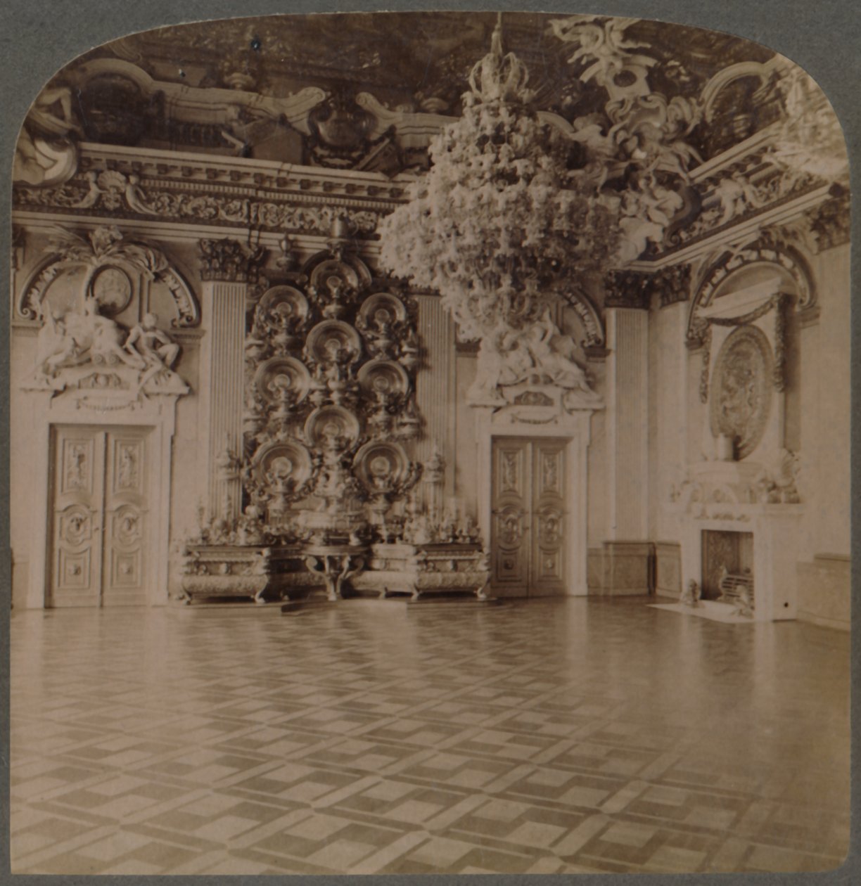 Sala do Trono, Palácio Real, Berlim, aparador com pratos carregados e decorações régias, Alemanha, 1903 de Underwood and Underwood
