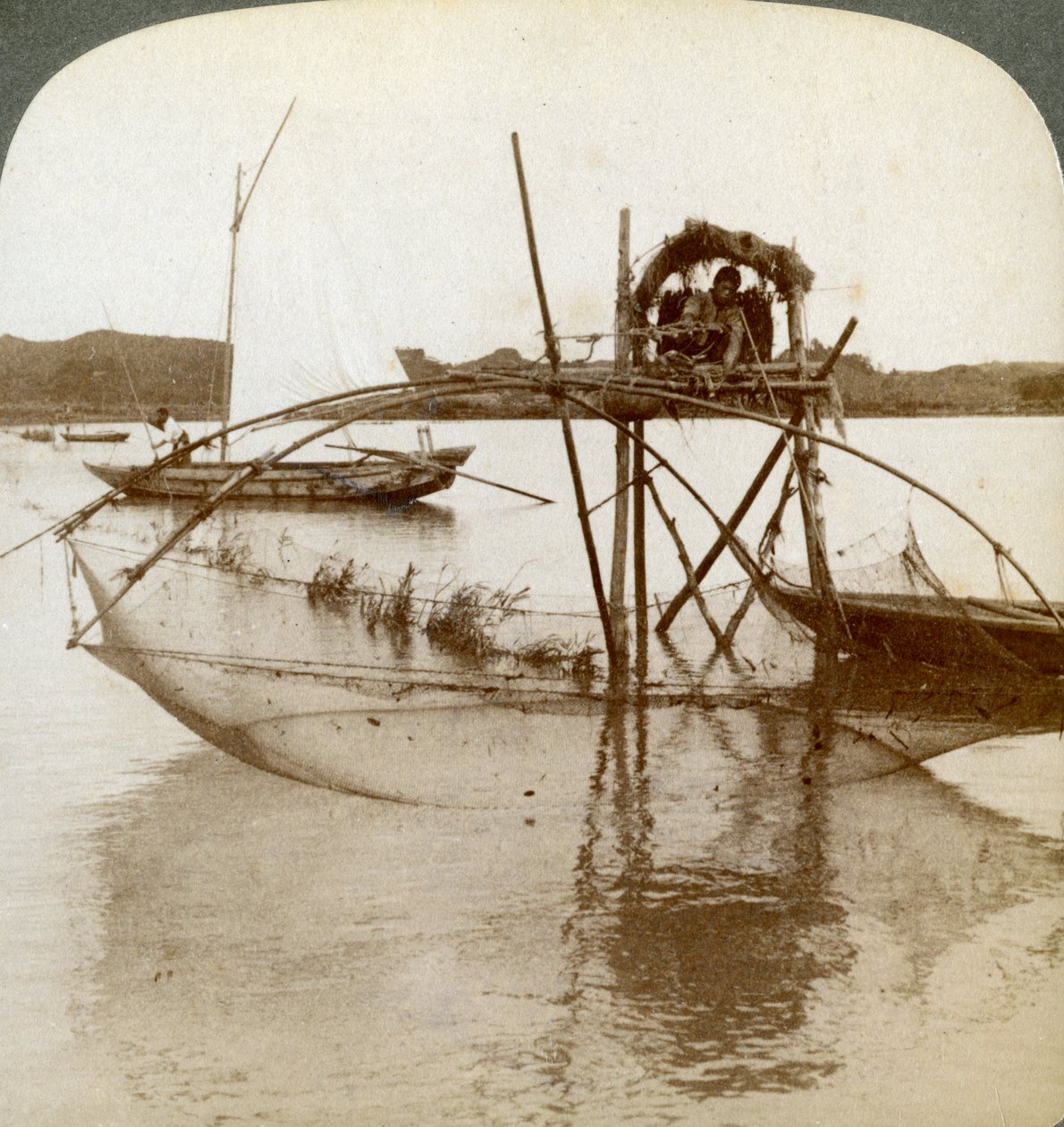 Trabalhador do mar, com sua curiosa rede de pesca, baía de Matsushima, Japão, 1904 de Underwood and Underwood