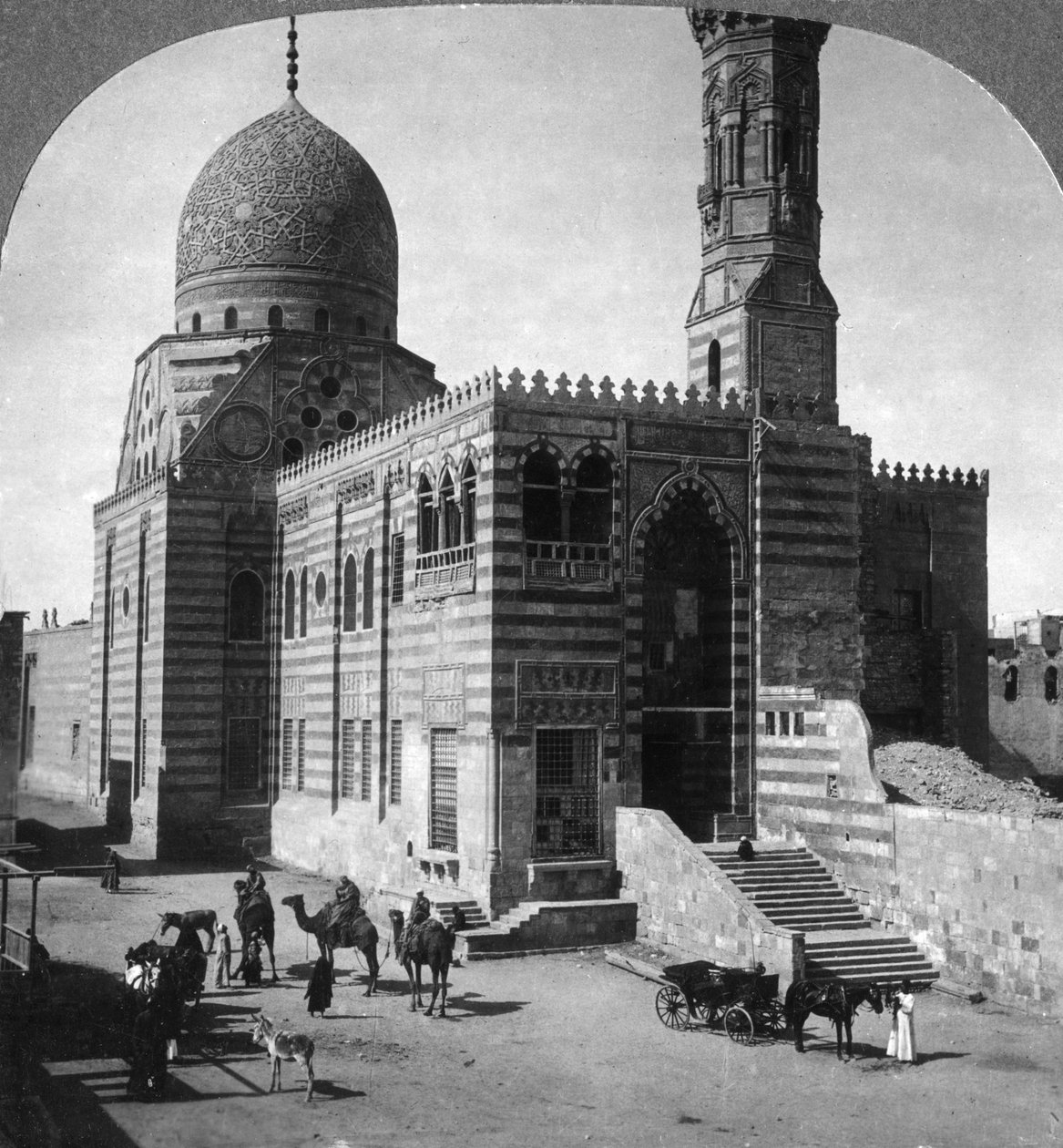 Mesquita do túmulo do sultão Kait Bey, Cairo, Egito, 1905. de Underwood and Underwood