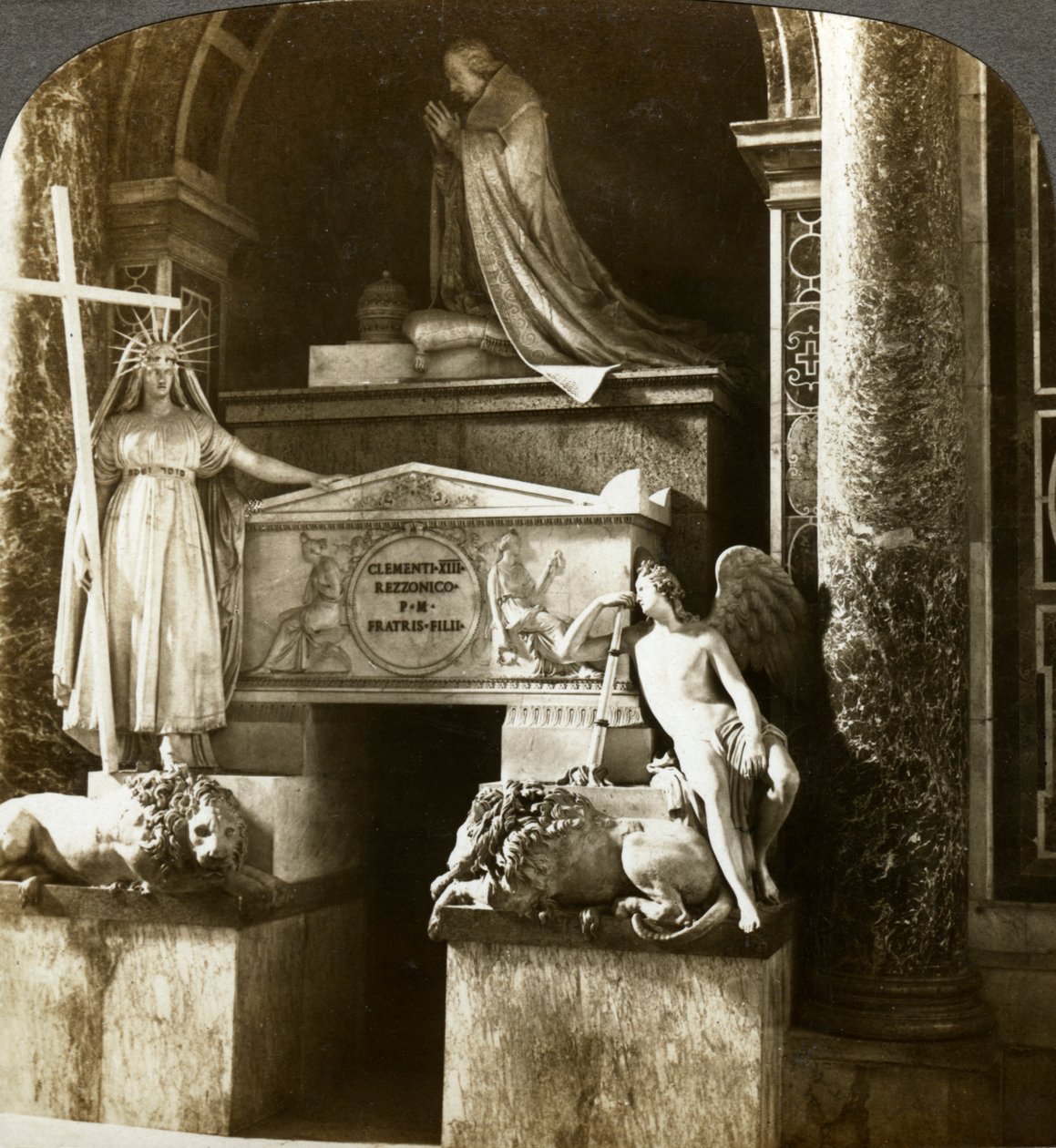 Túmulo do Papa Clemente XIII, St Peters Basilica, Roma, Itália. de Underwood and Underwood