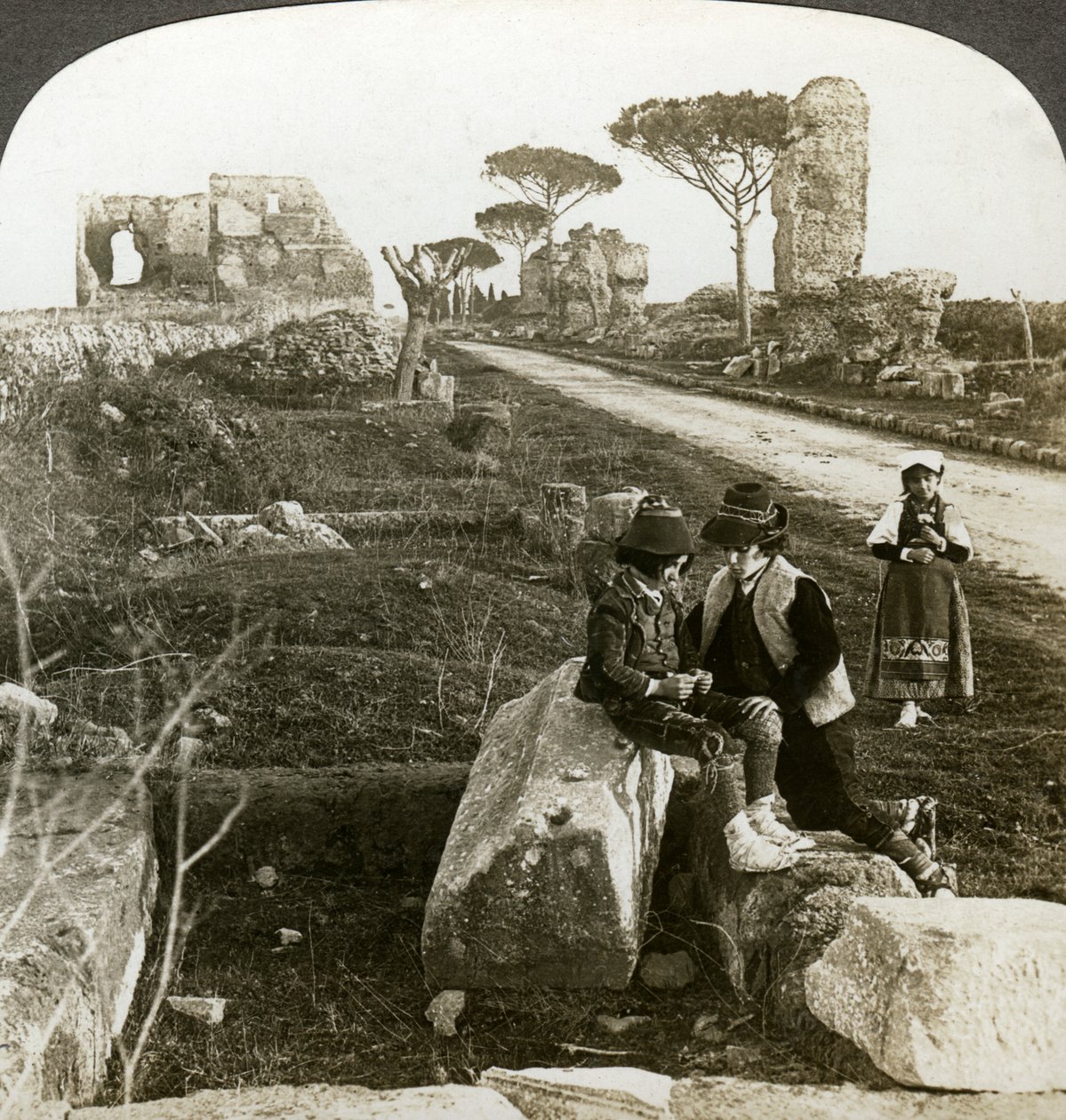 Túmulos e crianças em trajes tradicionais, Appian Way, Roma, Itália. de Underwood and Underwood