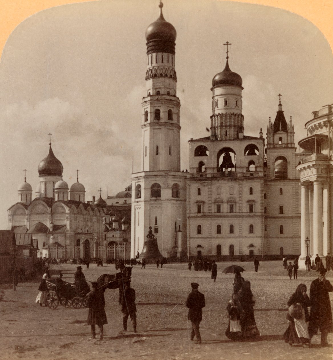Torre de Ivan, o Grande, e Catedral do Arcanjo Miguel, Kremlin, Moscou, Rússia, 1898. de Underwood and Underwood