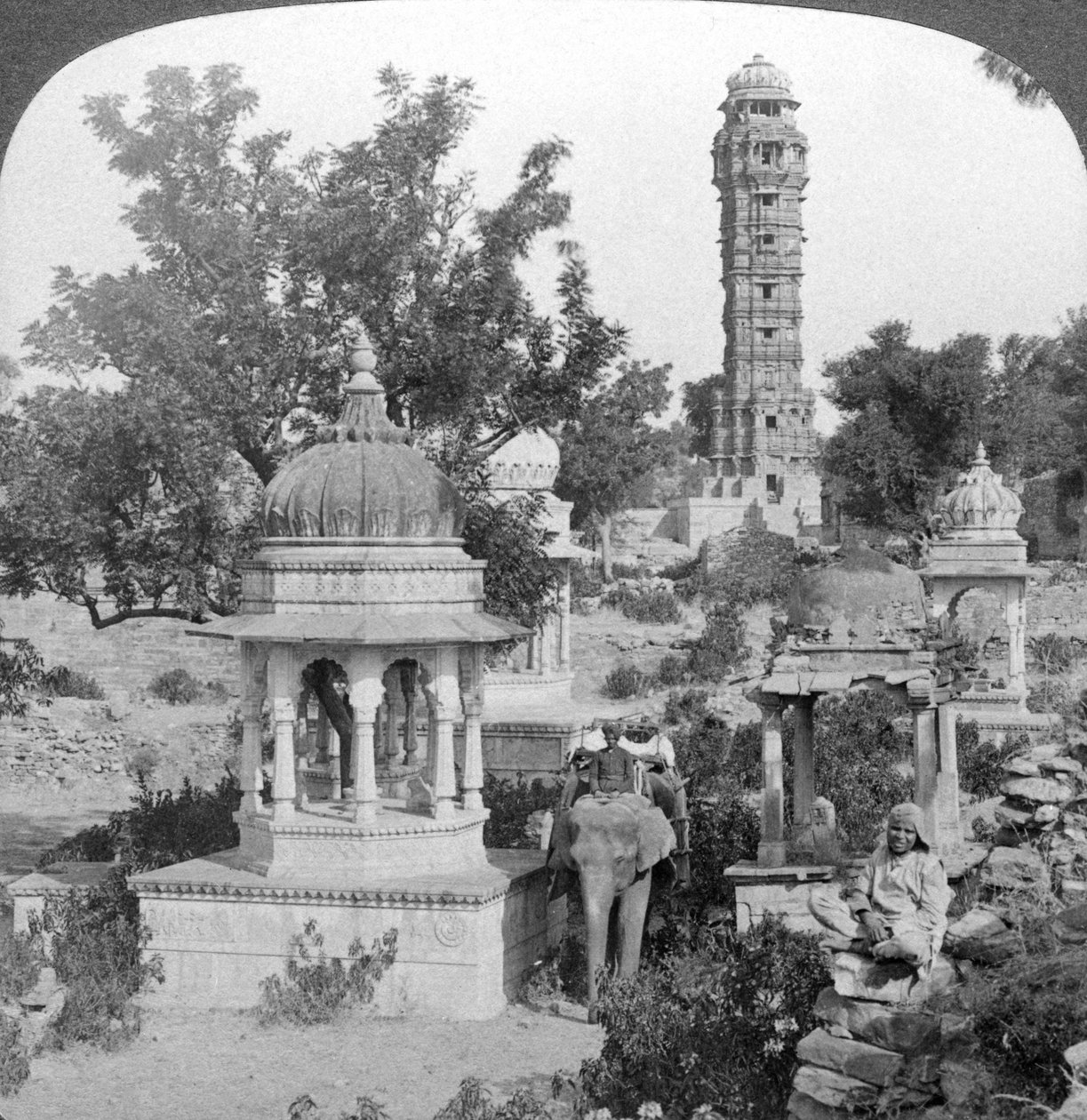 Torre da vitória e cenotáfios reais, Chittaurgarh, Índia, 1904. de Underwood and Underwood