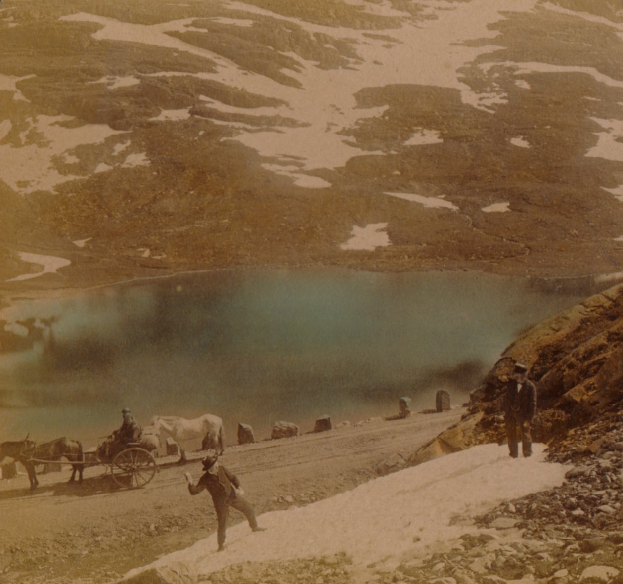 Viajantes com bolas de neve de julho, na estrada sobre as montanhas Haukeli, Noruega, Artistas: Elmer Underwood, Bert Elias Underwood. de Underwood and Underwood