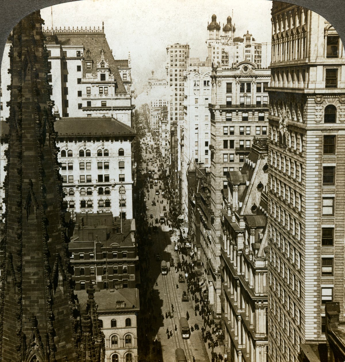 Igreja da Trindade e Broadway, Nova York, EUA. de Underwood and Underwood