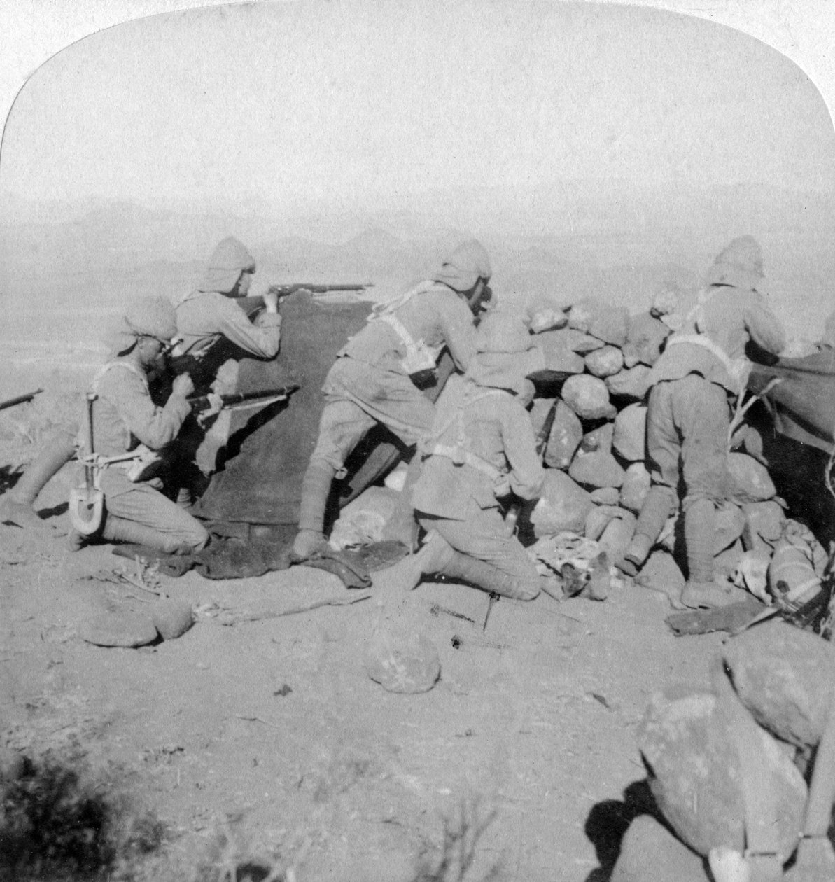 Tropas que defendem o monte da Nova Zelândia, Slingersfontein, África do Sul, 25 de janeiro de 1900. de Underwood and Underwood