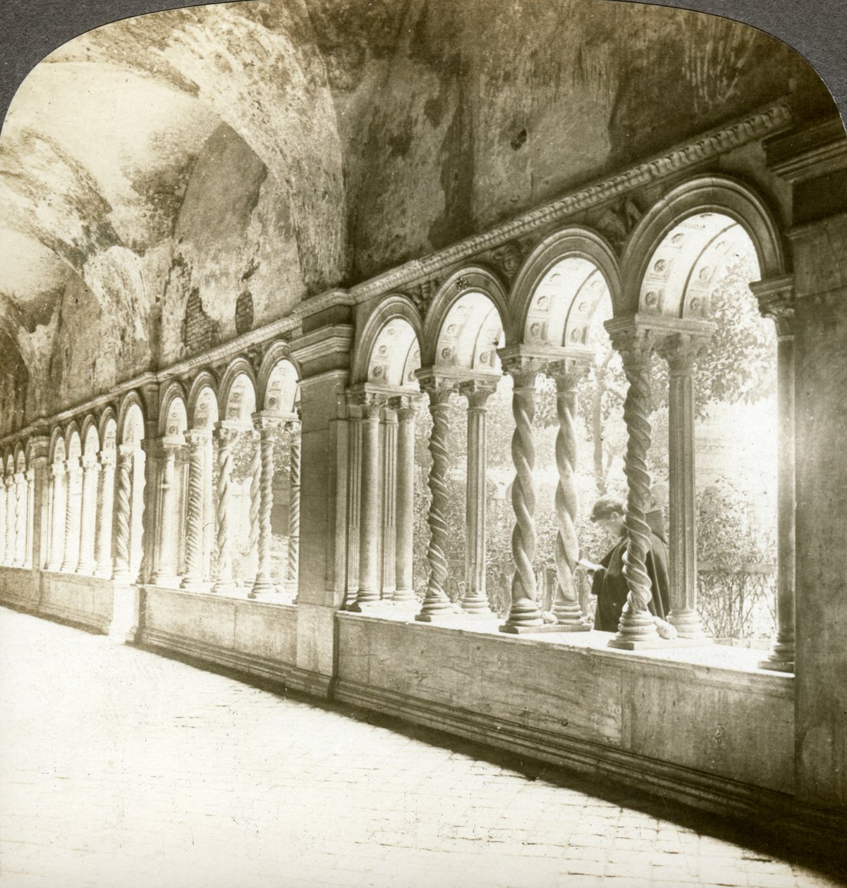 Colunas torcidas no claustro, Basílica de St Paul Outside the Walls, Roma, Itália. de Underwood and Underwood
