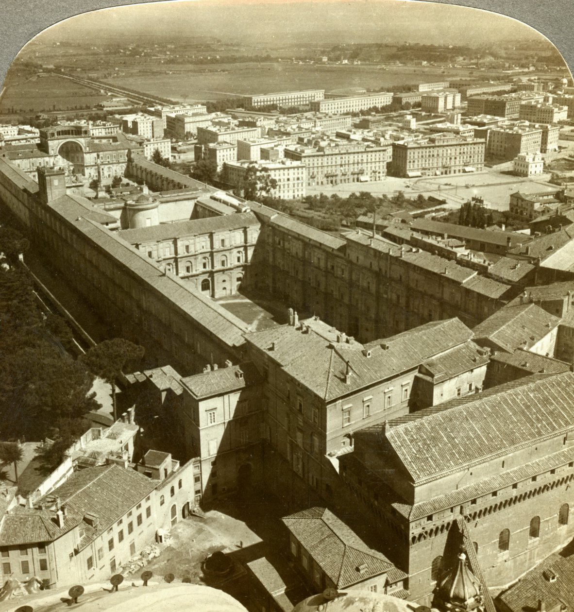 Palácio do Vaticano da abóbada de St Peters Basilica, Roma, Itália. de Underwood and Underwood