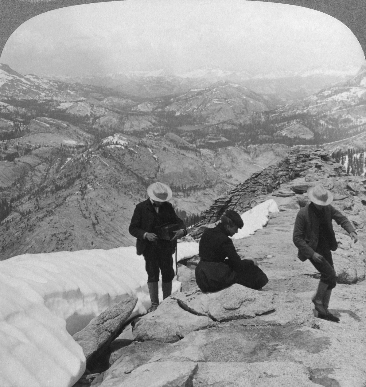 Vista das nuvens descansa sobre o lago Tenaya até a distante Matterhorn, Califórnia, EUA, 1902 de Underwood and Underwood