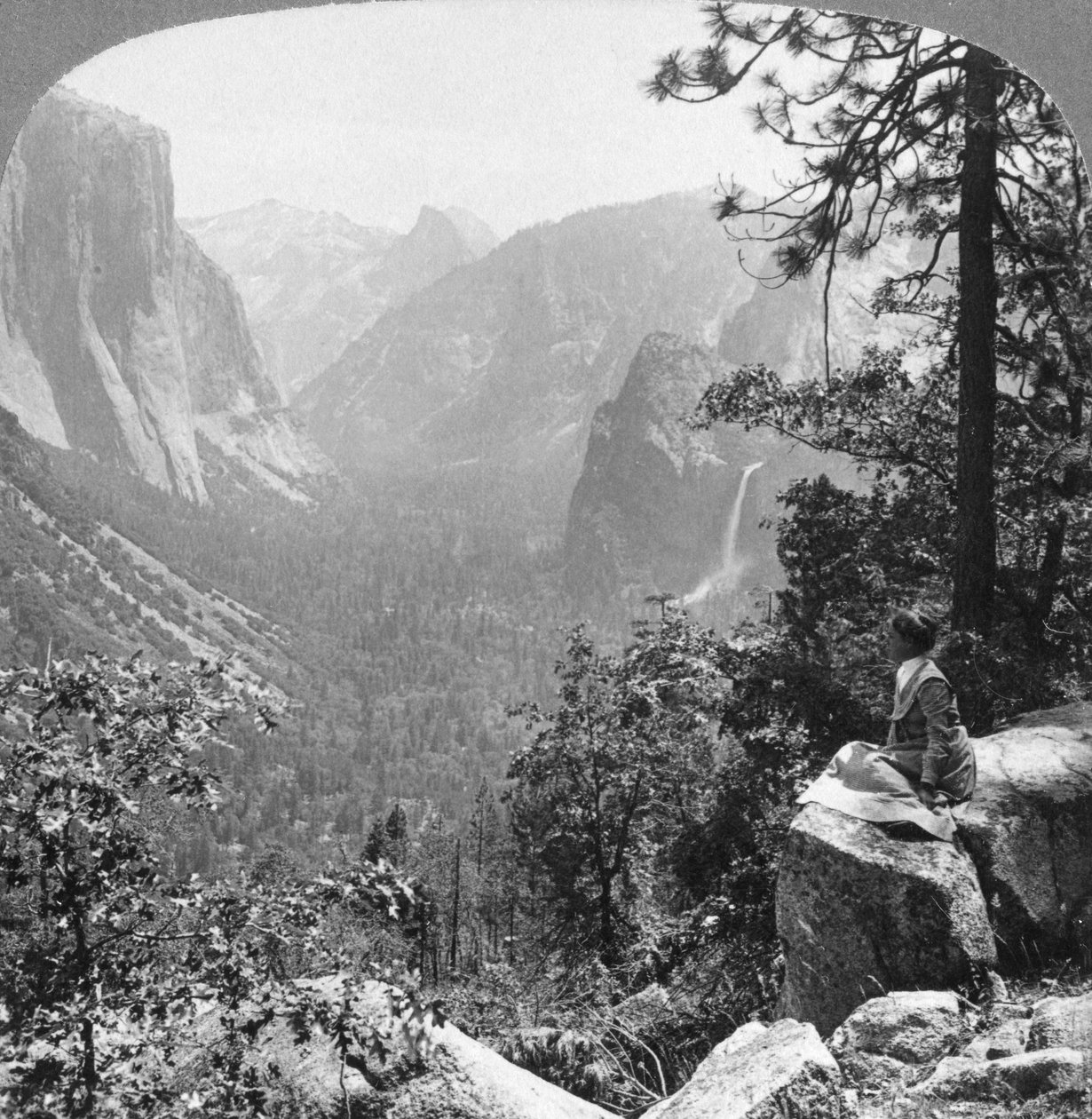 Vista do ponto de inspiração através do vale de Yosemite, Califórnia, EUA, 1902. de Underwood and Underwood
