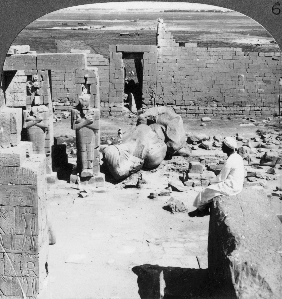 Vista do Ramesseum a sudeste sobre a planície de Tebas, Egito, 1905. de Underwood and Underwood