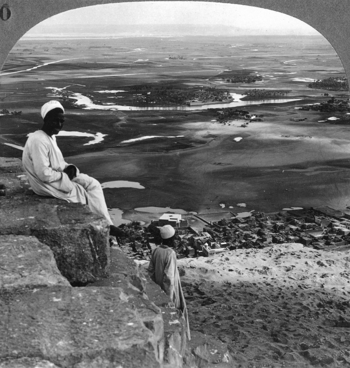 Vista do cume da grande pirâmide, Gizé, Egito, 1905. de Underwood and Underwood