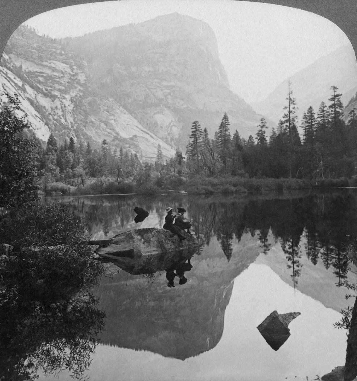 Vista do Lago Mirror, olhando para o Monte Watkins, Yosemite, Califórnia, EUA, 1902 de Underwood and Underwood