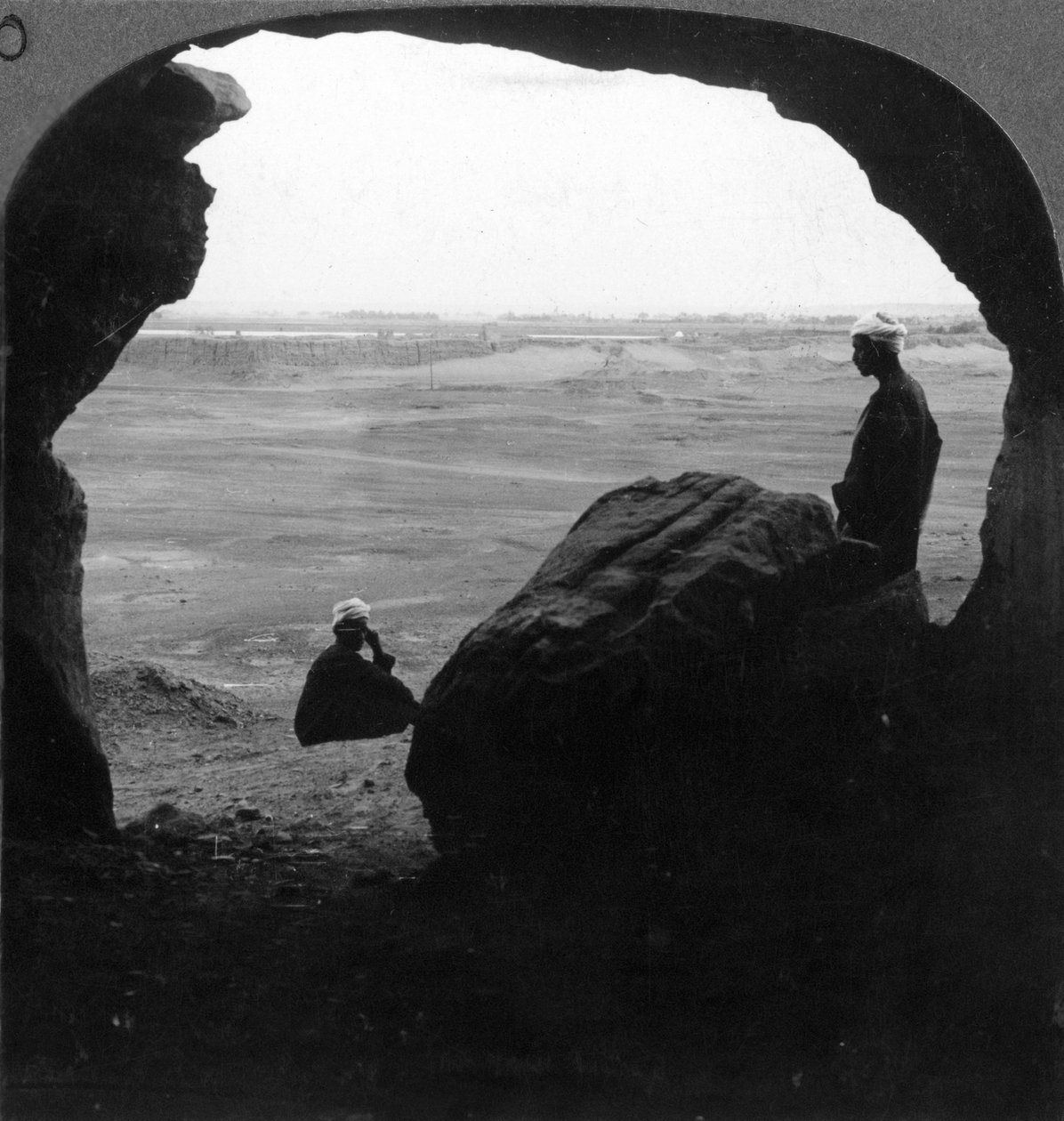 Cidade murada de El Kab, vista de uma porta de uma tumba nos penhascos, Egito, 1905. de Underwood and Underwood