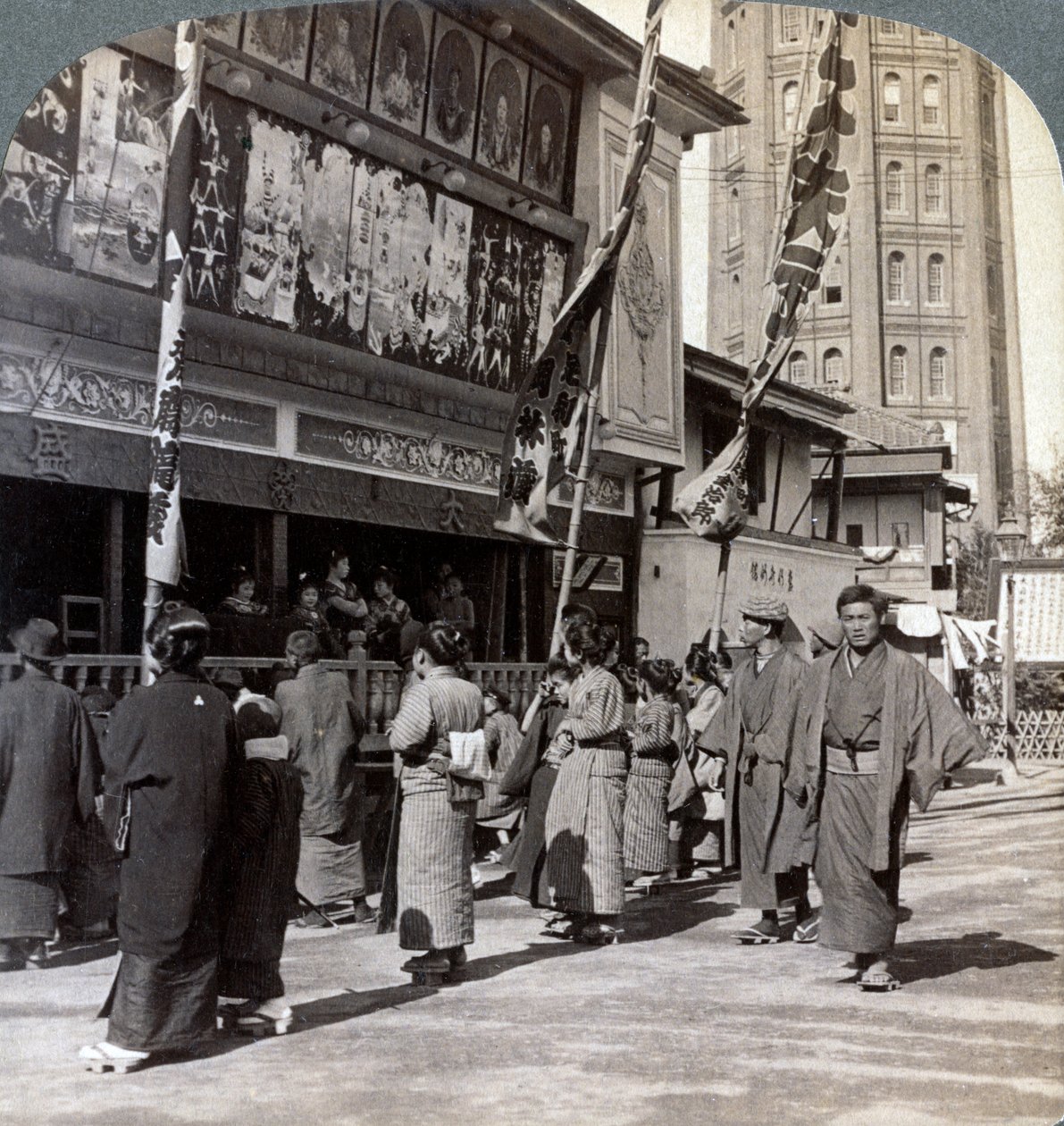 Assistindo a um show gratuito na Theatre Street, olhando para o norte, para a Torre Asakusa, Tóquio, Japão, 1904 de Underwood and Underwood