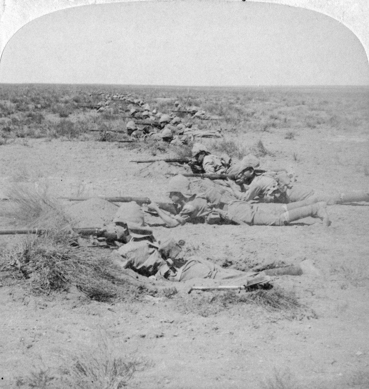 Meninos de Wiltshire que roubam o inimigo no rio Orange, África do Sul, 2ª Guerra dos Bôeres, 1900. de Underwood and Underwood