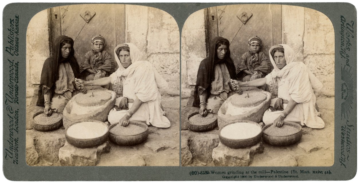 Mulheres moendo na fábrica, Palestina, 1900. de Underwood and Underwood