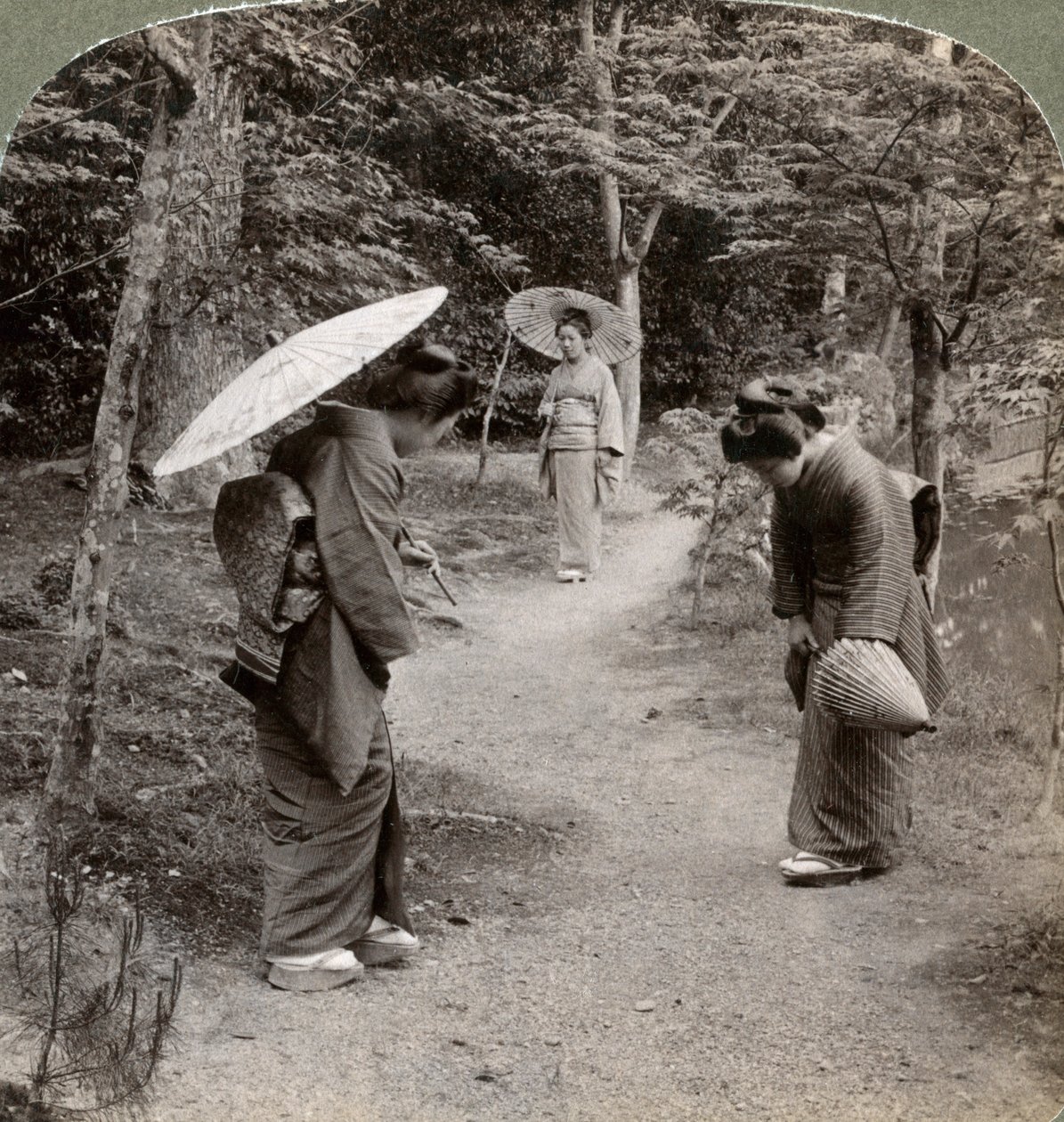 As mulheres no templo Kinkaku-ji jardinam, Kyoto, Japão, 1904. de Underwood and Underwood