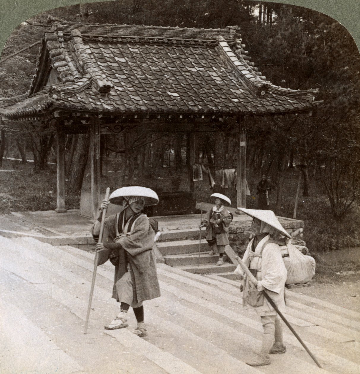 Peregrinos de mulheres nos degraus do leste de Omuro Gosho, Kyoto, Japão, 1904 de Underwood and Underwood