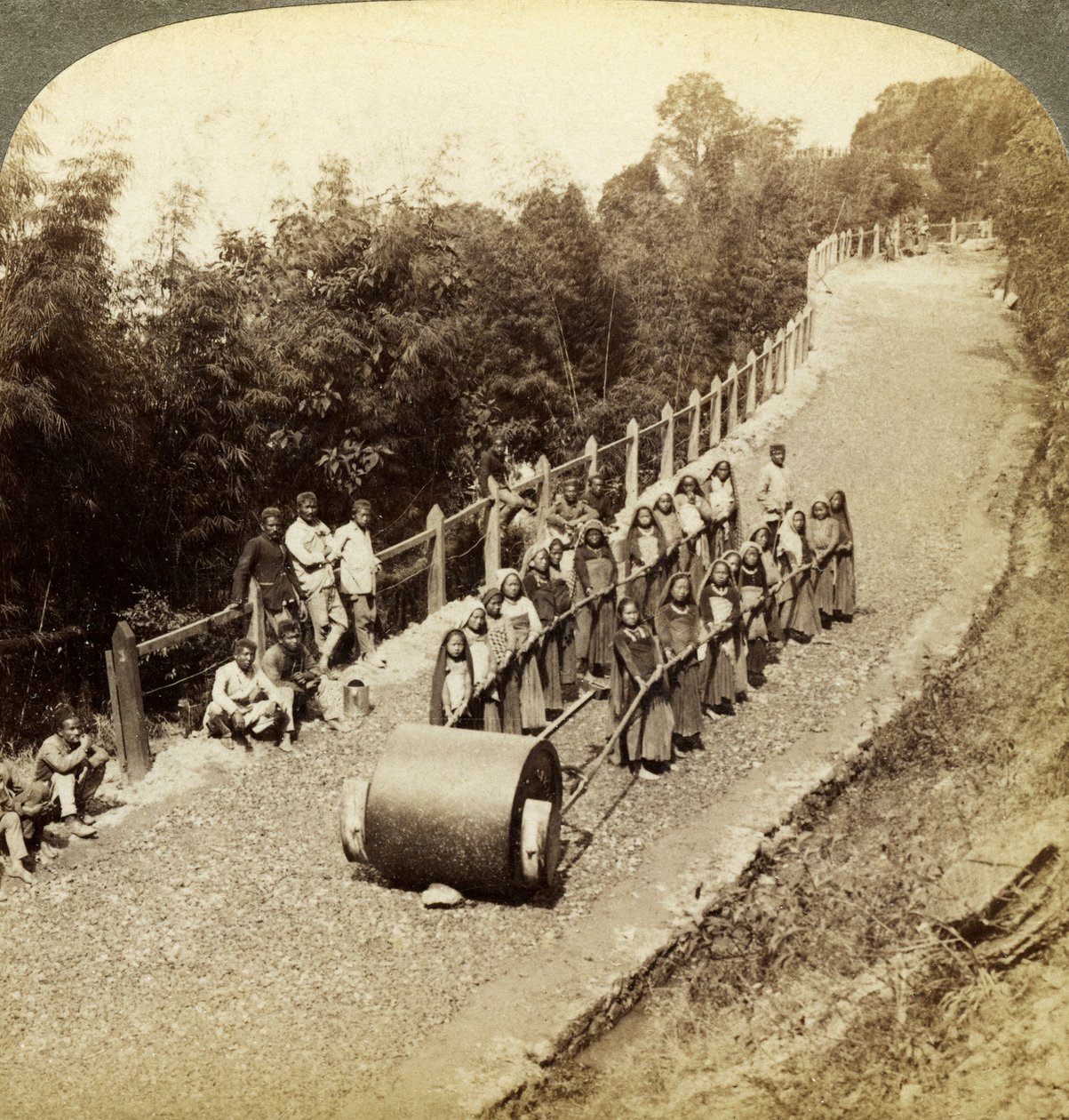 Mulheres que trabalham na estrada de Darjeeling, Índia. de Underwood and Underwood