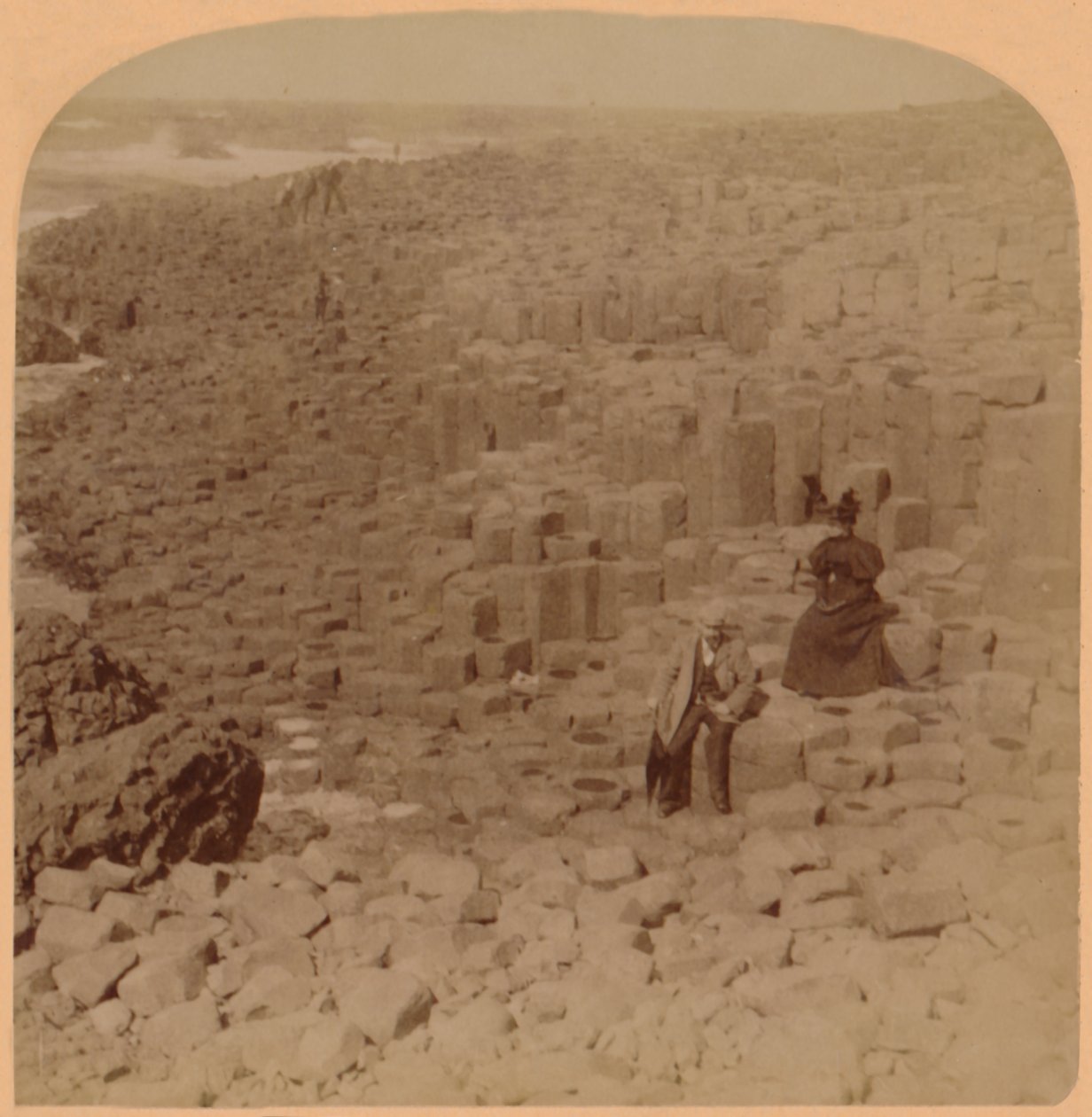 Calçada maravilhosa de Giants, condado Antrim, Irlanda, 1899. de Underwood and Underwood