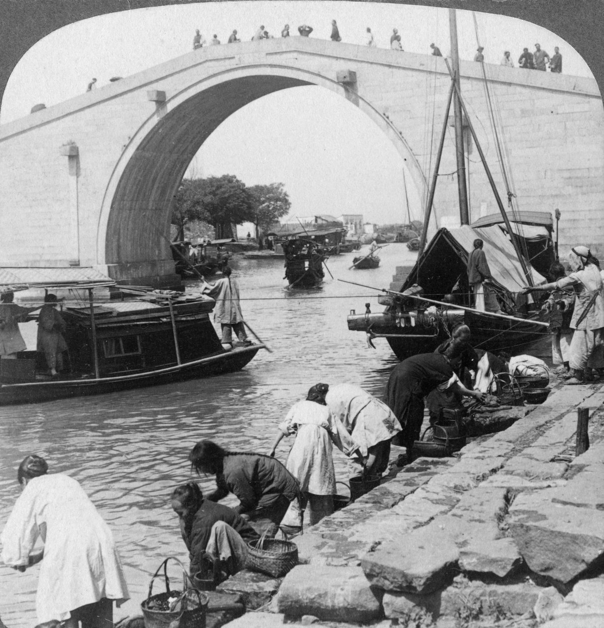 Corteje a ponte dos homens e o canal imperial grande, Soo-comida Suzhou, China, 1900. de Underwood and Underwood