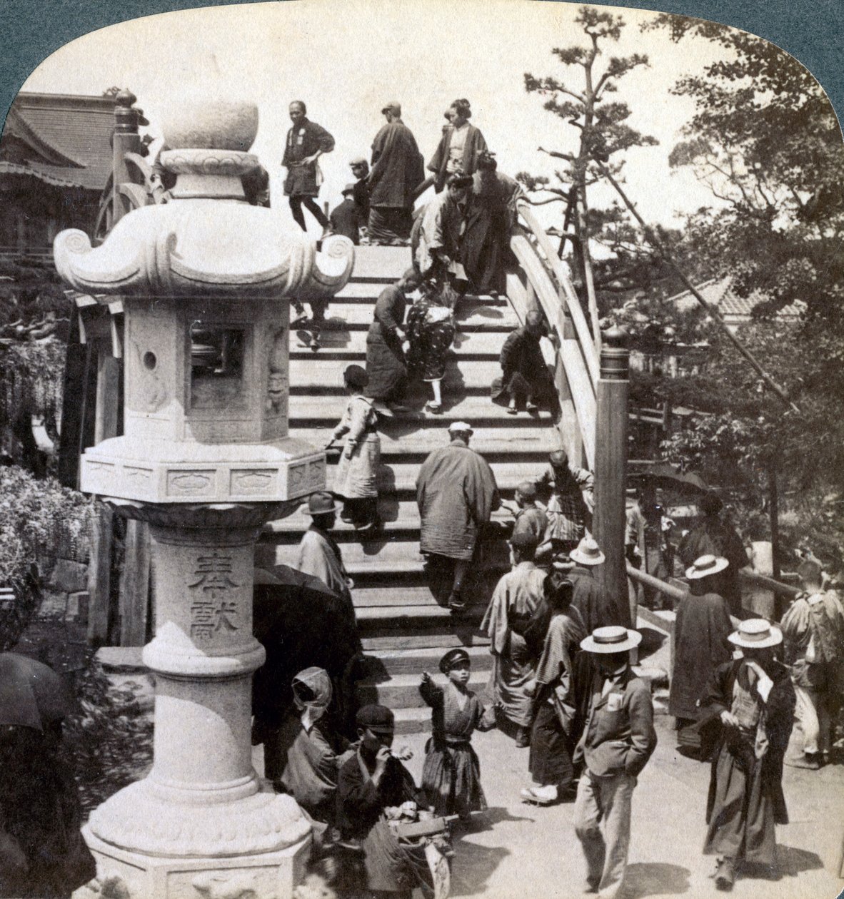 Adoradores cruzando a ponte semicircular para o Templo de Kameido além, olhando para o norte, Tóquio, Japão, de Underwood and Underwood