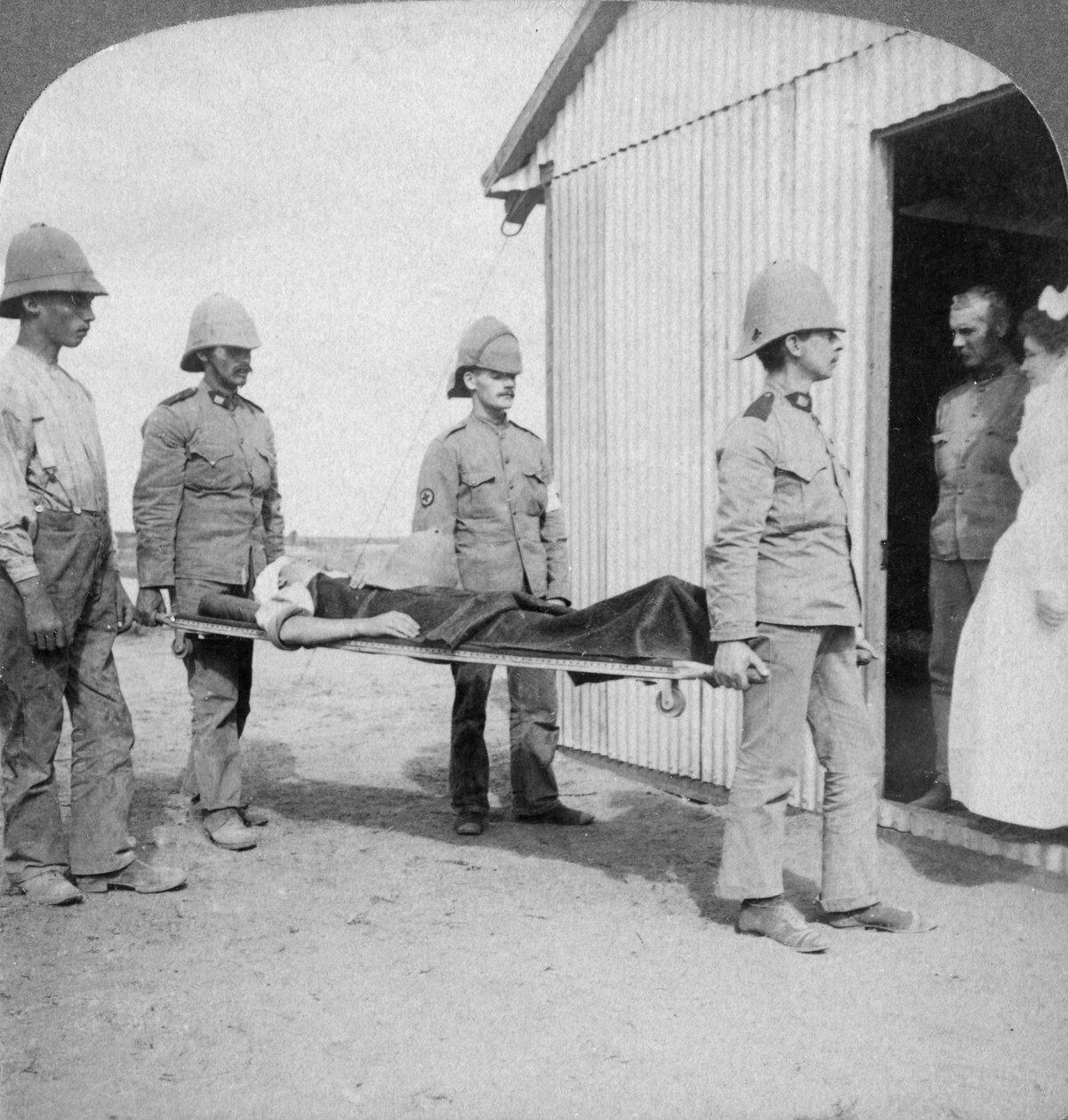 Fusilier ferido após os Boers corajosos ficar perto de Orange River, África do Sul, Guerra dos Bôeres, 1900 de Underwood and Underwood