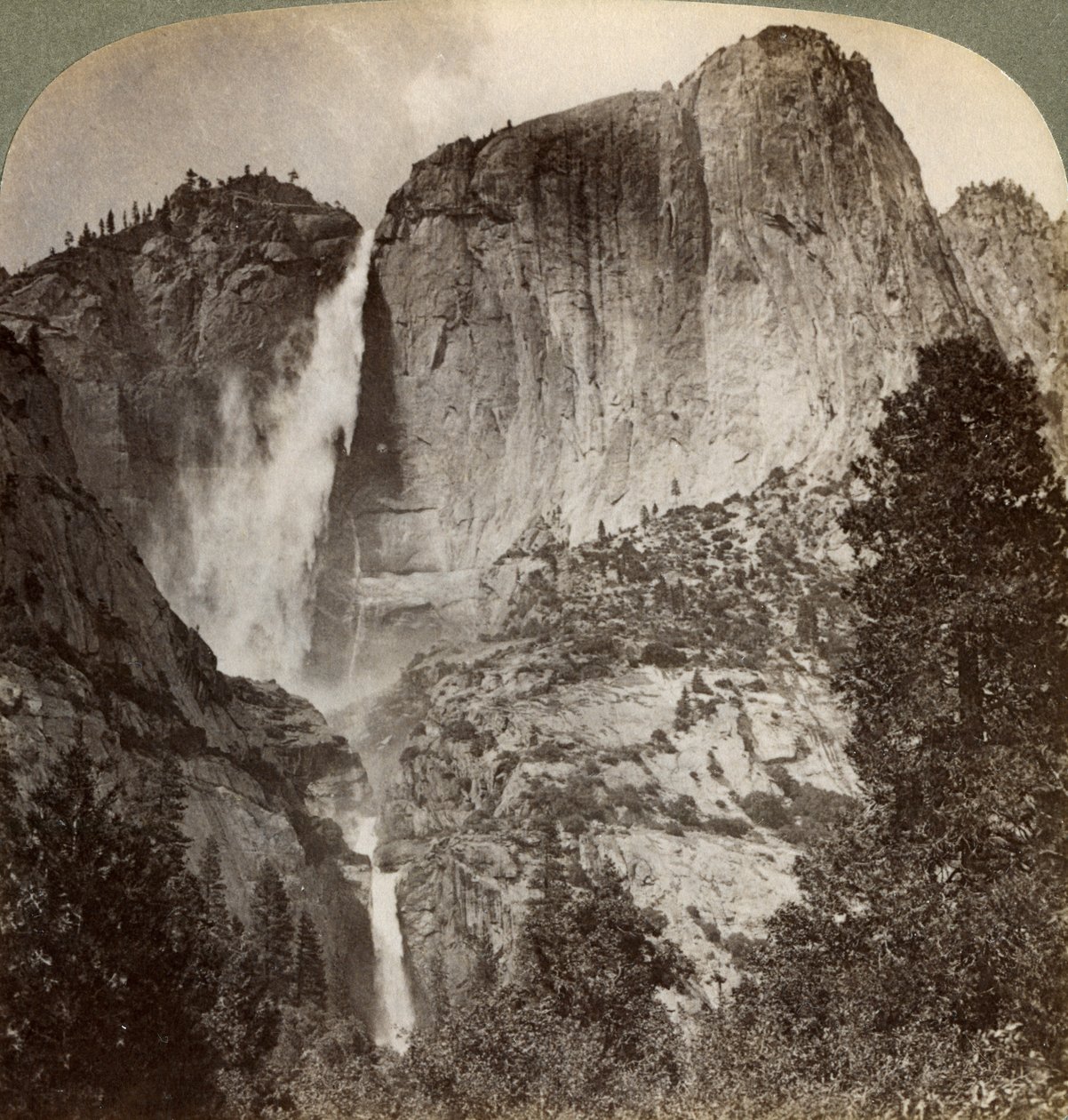 Ponto de Yosemite e Yosemite Falls pelo vento, vale de Yosemite, Califórnia, EUA, 1902 de Underwood and Underwood