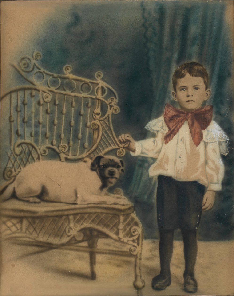 Rapaz com cão numa cadeira de Unidentified