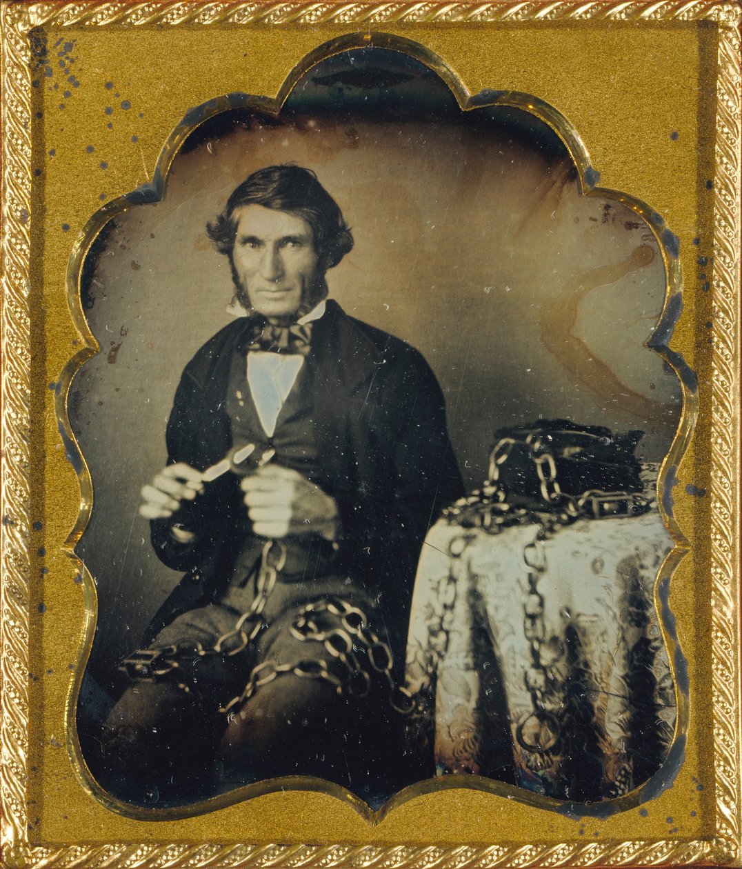 [Artista popular com corrente de madeira esculpida]. de Unidentified